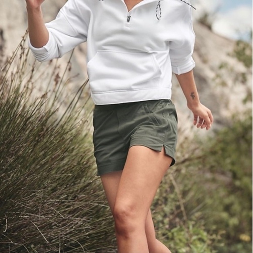 Athleta olive green Trekkie hiking shorts size 6.